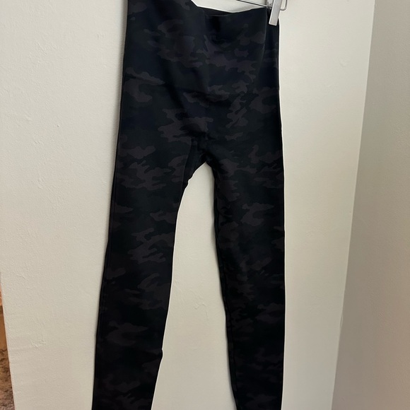 SPANX camo leggings size medium - Picture 2 of 6